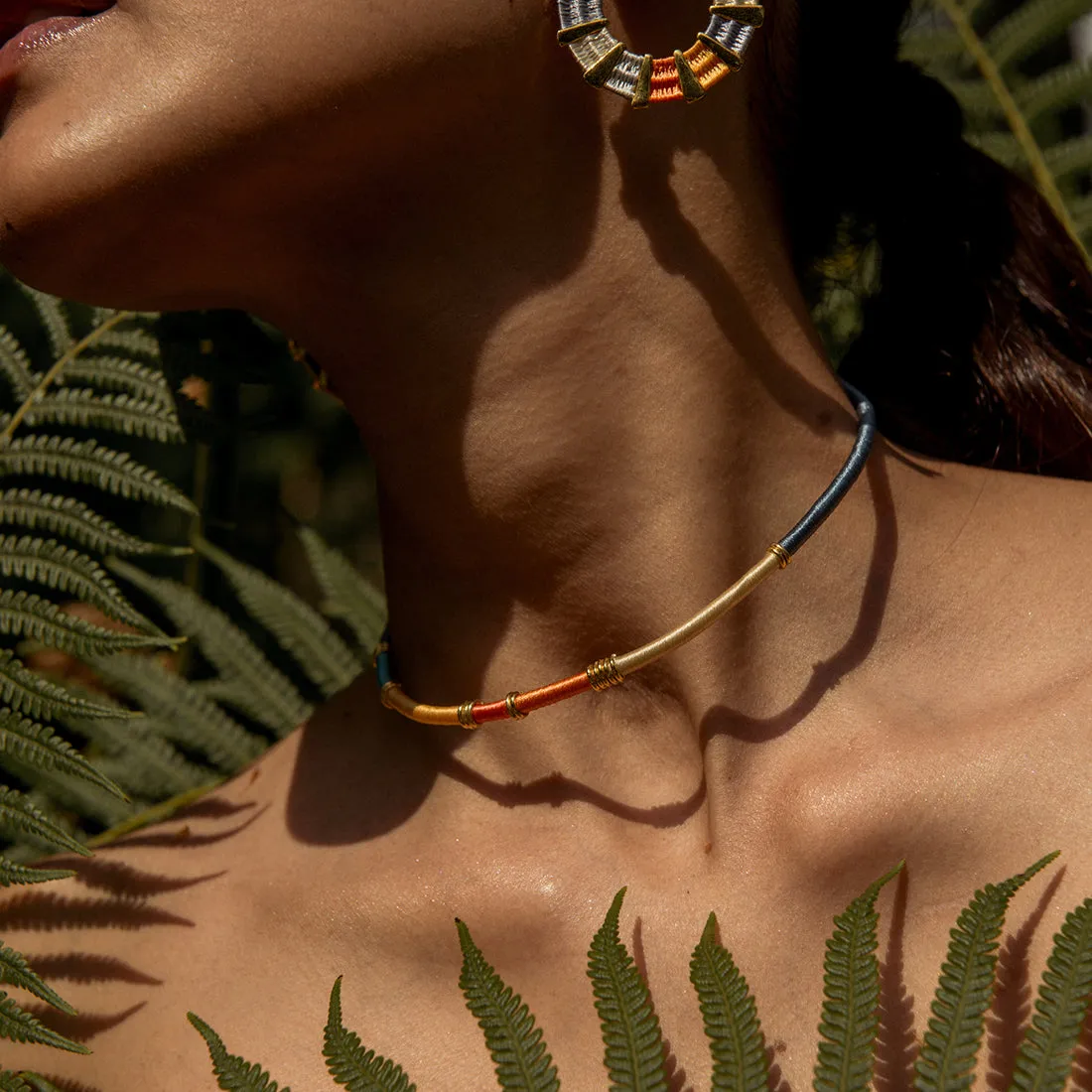 Adjusted gold plated choker woven with threads