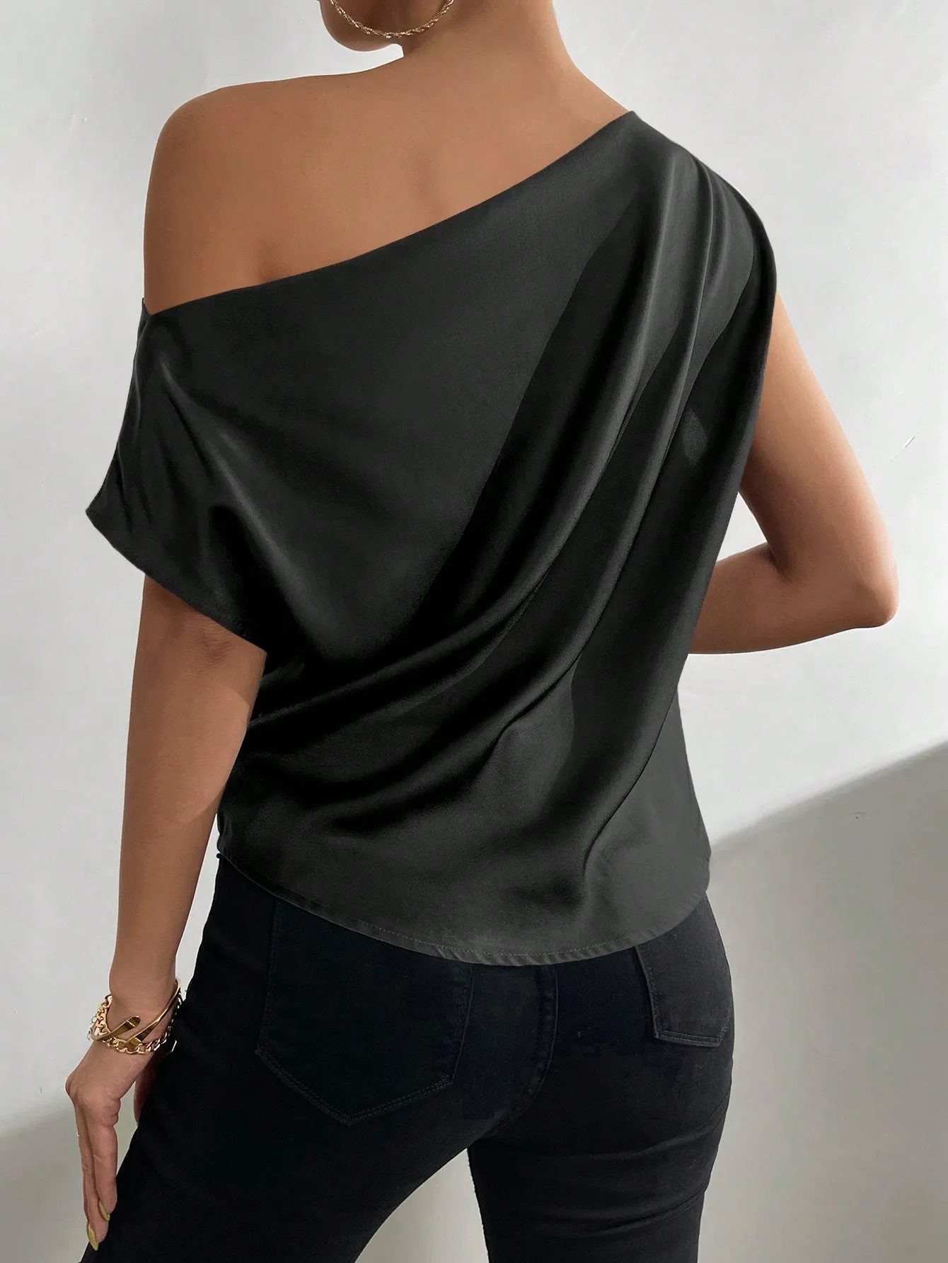 Blusa de satén asimétrica Cherry Vibes | Moda en