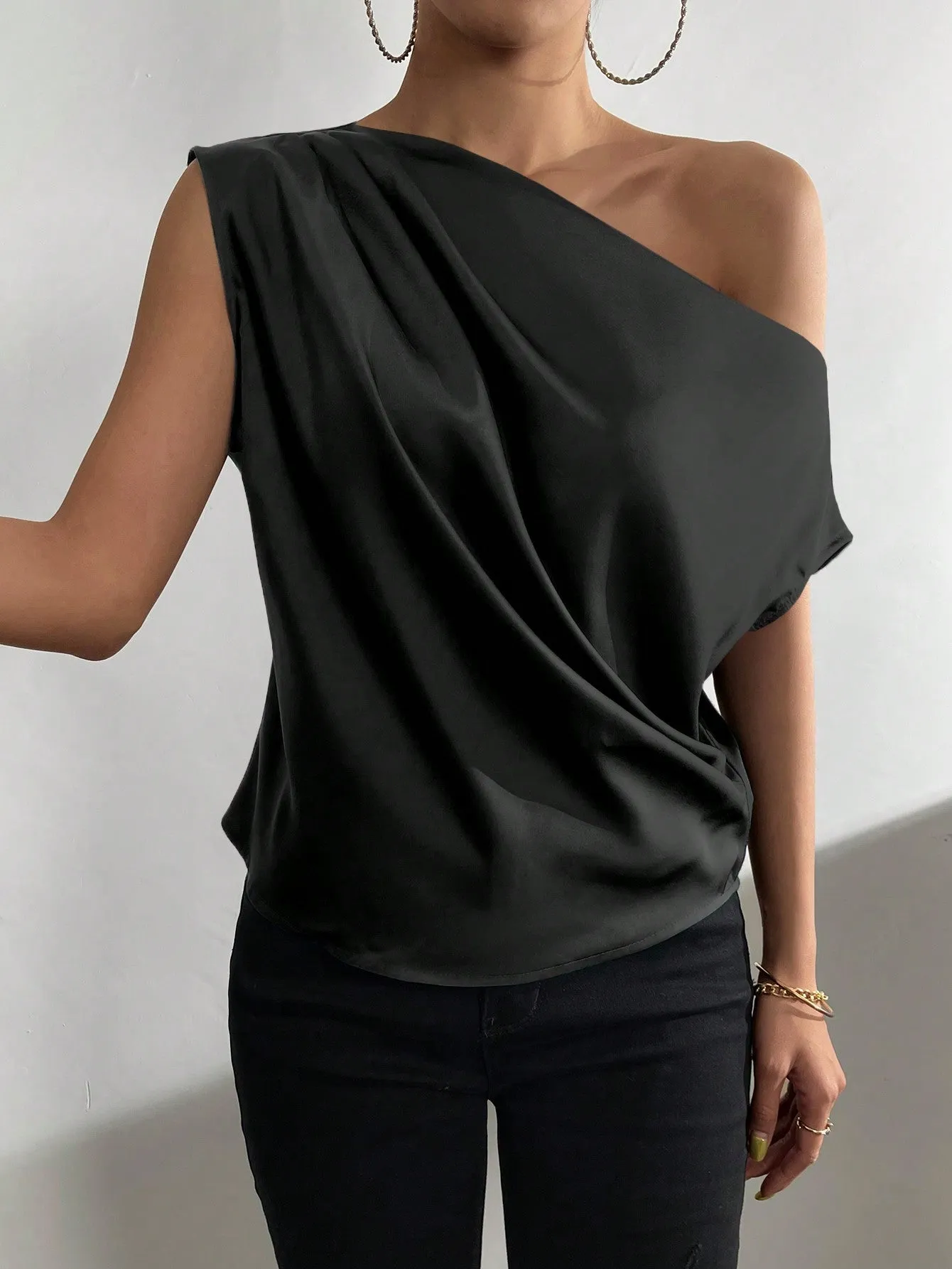 Blusa de satén asimétrica Cherry Vibes | Moda en