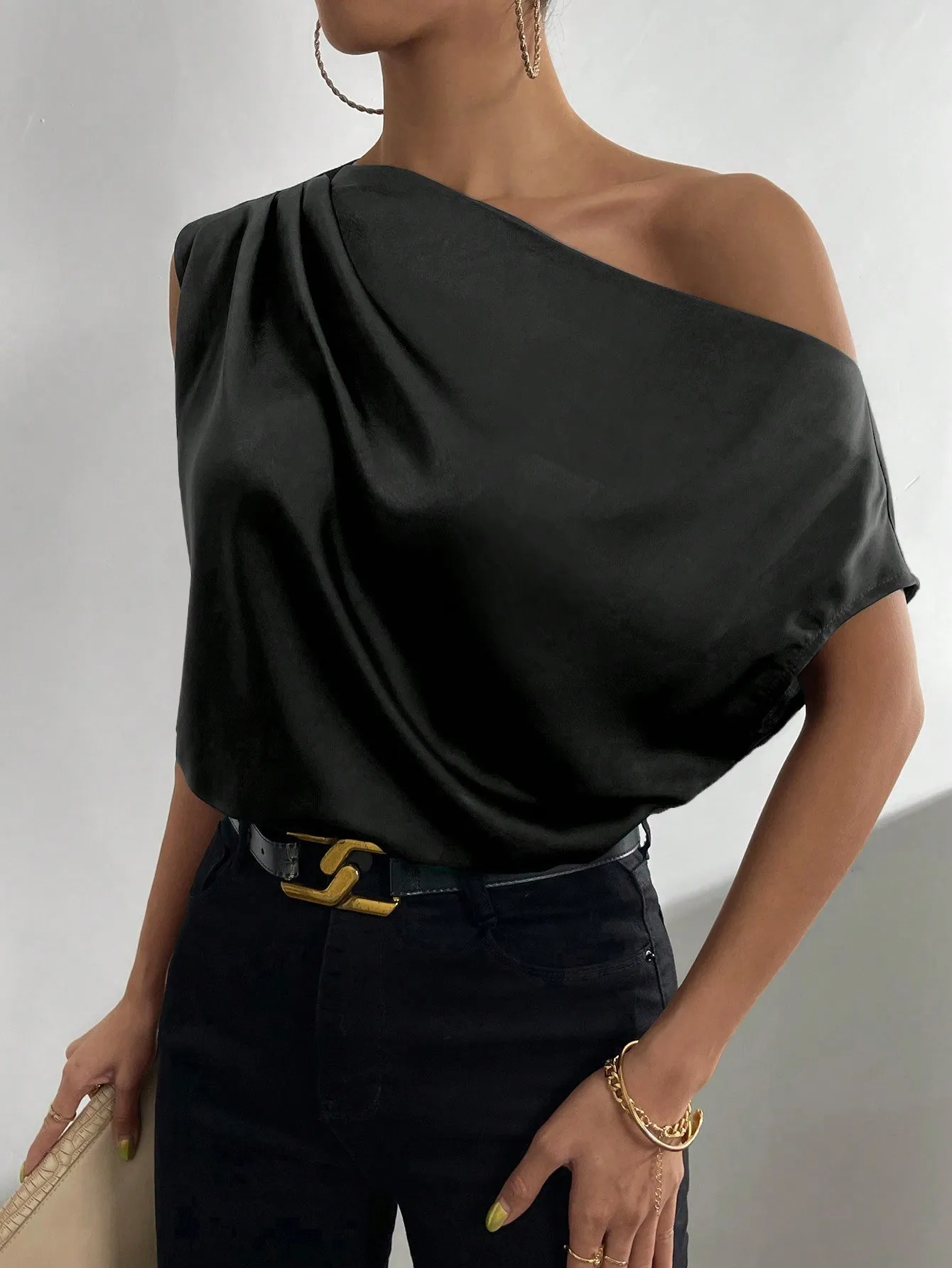 Blusa de satén asimétrica Cherry Vibes | Moda en